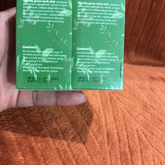 2 Green Mask Stick ( Vigority / exp 11 / 2025 ) - Picture 3 of 5